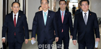 [포토]양곡관리법 개정안과 관련한 대국민 담화문 발표 위해 이동하는 한덕수 총리와 국무위원들