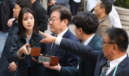 이재명 법원 출석길 소동…‘계란’ 투척에 몸싸움까지