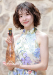 [포토]박지현, 프로방스의 꿈을 담은 로제와인 들고