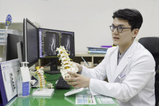 [굿 닥터] 절개 없는 ‘양방향 척추 내시경술’...통증 줄이고 빠른 일상회복 돕는다