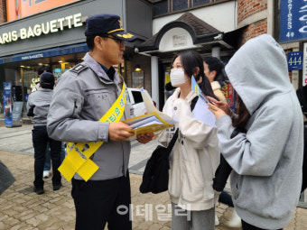 “학생들 마약음료 봤어요?”…강남 학원가에 뜬 경찰들
