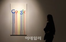 [포토]룸(ROOM 711), 녹아 내리는 기업 로고