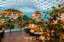 공항인가 정원인가…카타르항공, 도하에 라운지 더 가든 개장