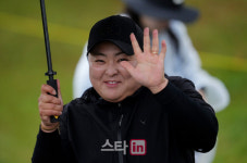 [포토]이나경 밝은 미소로 출발