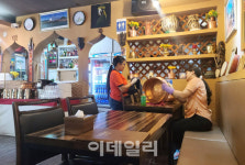 [르포]분당 1400원 비싼 국제전화로 안부 전했죠