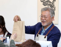 “평산책방, 재단이라더니 사업자 文? 거짓말 해명하셔야…”