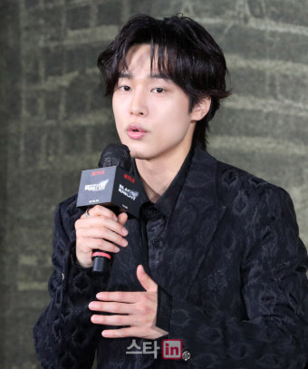 [포토]인사말하는 배우 강유석