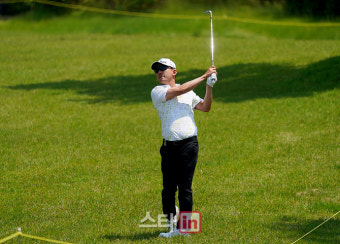 [포토] 한승수 '빛나는 아이언샷으로 선두를 달리다'