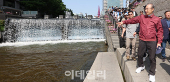 [포토]이명박 전 대통령, 대표적 치적 '청계천' 산책 나서