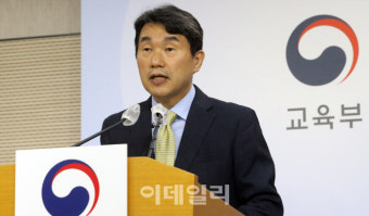 이주호 “돌봄 담당 교사, 별도 임용 추진”