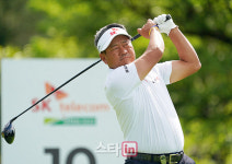 [포토] 최경주 관록의 드라이버샷