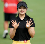 [포토]손예빈 귀요미 두손 인사
