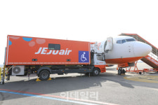 제주항공 교통약자 이동편의 개선..리프트카 도입