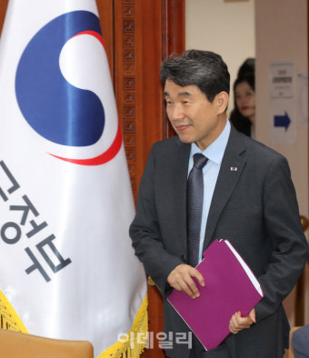 [포토]사회정책협의회 들어서는 이주호 사회부총리 겸 교육부 장관