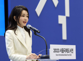 서울국제도서전 간 김건희 여사 “전세계 한국 책 주목”
