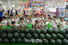 [포토] 하나로마트 견학하는 유치원아들