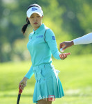 [포토]유효주 버디위해 볼을 받아요