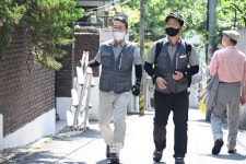 작업복 입고 출장 서비스 나선 LG전자 조주완…고객이 미소지을 때 혁신 완성