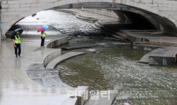 [포토]장마로 출입 통제된 청계천