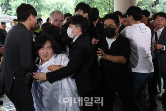 '불구속 첫 출석' 박희영 이태원참사 재판…유가족 오열