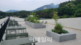 [르포]평일 한낮에도 주차장 가득…할리스 여유 한잔 통했다