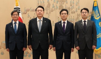 尹대통령, 권영준·서경환 대법관에 임명장 수여