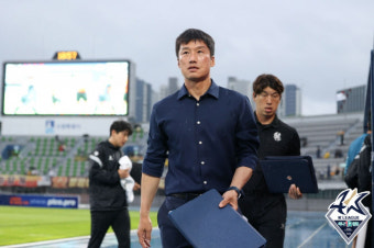 울먹인 광주FC 이정효 감독, “극복하는 선수들이 대견스럽다”