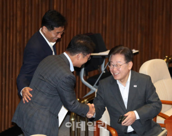 [포토]의원들과 인사 나누는 이재명 더불어민주당 대표