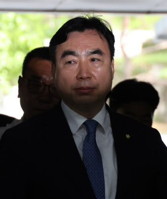 돈봉투 의혹 엇갈린 희비…윤관석 '구속' 이성만 '기각'