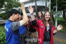 [포토]마포구 주민과 하이파이브