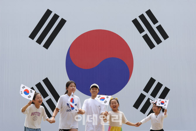 SK텔레콤과 독립기념관, AI로 독립운동가 5인의 생전 모습 복원광복의 기쁨, 27년 만의 환국 영상 공개