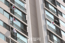 [포토]제78주년 광복절, 태극기 게양된 아파트