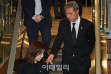 [포토]尹 대통령 부친 빈소 찾은 노재현 동아시아문화센터 원장-노소영 아트센터 나비관장