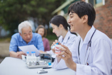 어르신, 무료로 진료해드려요 의료봉사 탈을 쓴 보험사기[보온병]