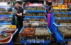[포토] 긴장감 도는 수산시장