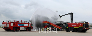[포토]착륙중 화재 발생한 항공기 진화중