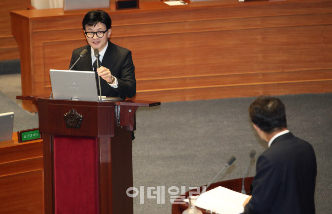 한동훈, 한덕수 대통령 권한대행의 출마론 비판...국민의힘 경선 참여 강조