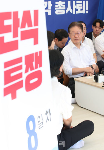[포토]'이정미 대표와 대화하는 이재명 대표'