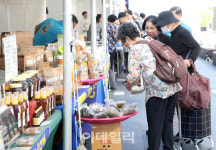 [포토] 직거래장터에서 추석 장보는 소비자들
