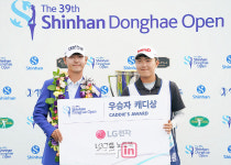 [포토] 고군택 고마운 캐디형에게도 상품이