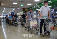 [포토] 소 한마리 행사 구입 행렬