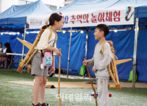 [포토] 민속지게체험하는 어린이들