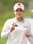[포토]최혜진 오랜만에 밝은 브이 인사