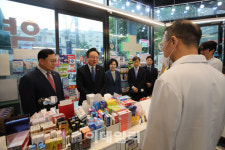 [포토]약국 방문한 조규홍 보건복지부 장관