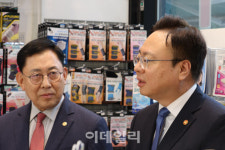 [포토]약사와 대화하는 조규홍 보건복지부 장관