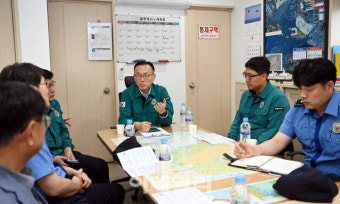 [포토]이한경 행정안전부 재난안전관리본부장, 인천 해양선박사고 안전관리 대책점검 나서