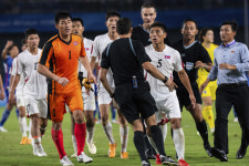 북한 남자축구, 8강서 일본에 탈락...종료 후 심판 위협 논란