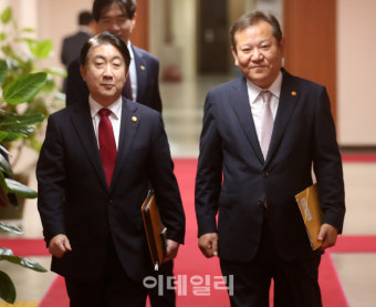 [포토] 국무회의 참석하는 행안부 장관과 방통위원장