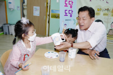어린이집 일일교사 된 이재준 수원시장 양질의 보육환경 약속