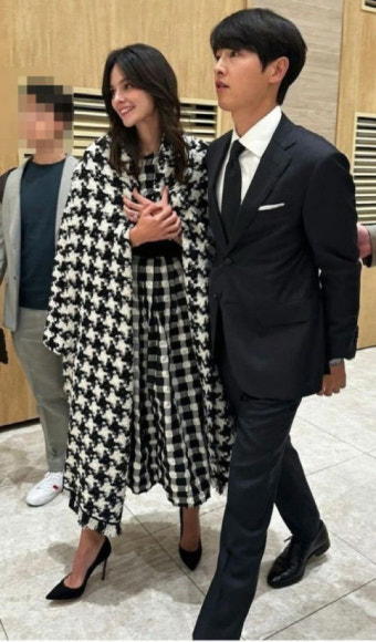 송중기, 아내 케이티와 여동생 결혼식서 포착…다정한 모습 눈길